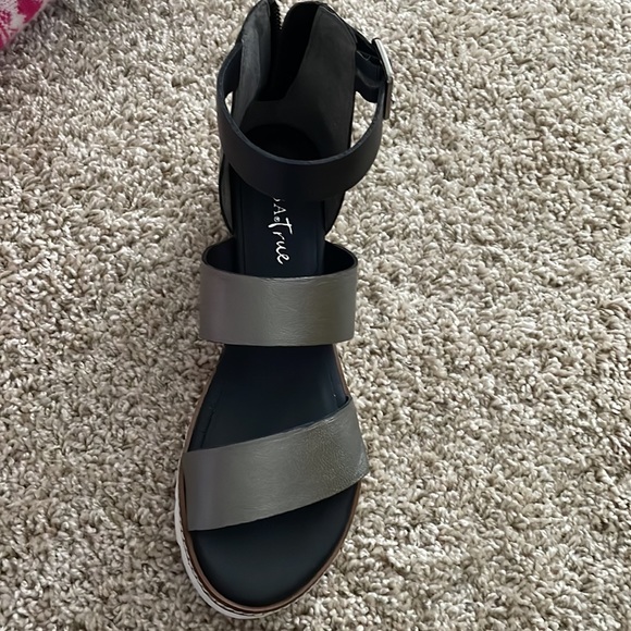 Brand NEW NEVER worn sandals, zipper back - Picture 5 of 5
